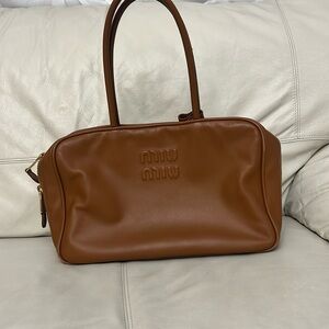 Miu Miu

logo-embossed leather shoulder bag